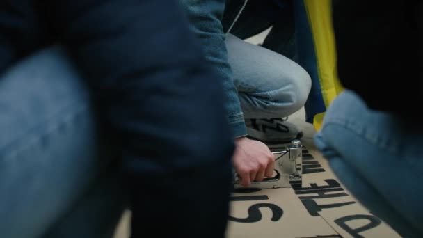 Beyaz Adam Ukrayna Savaşına Karşı Manifestolar Için Karton Pankartlar Hazırlıyor — Stok video