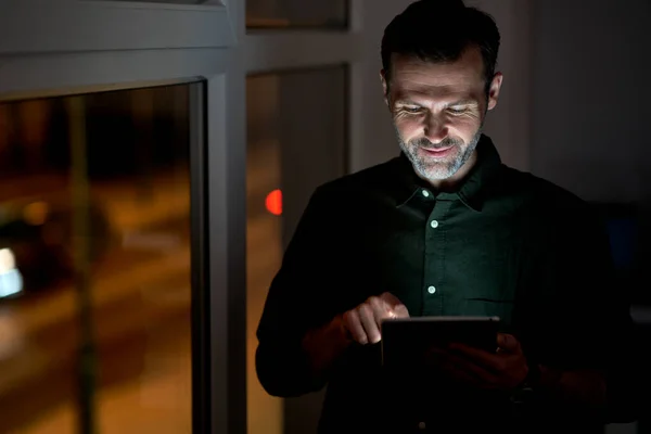 Uomo Adulto Caucasico Utilizzando Tablet Digitale Ufficio — Foto Stock