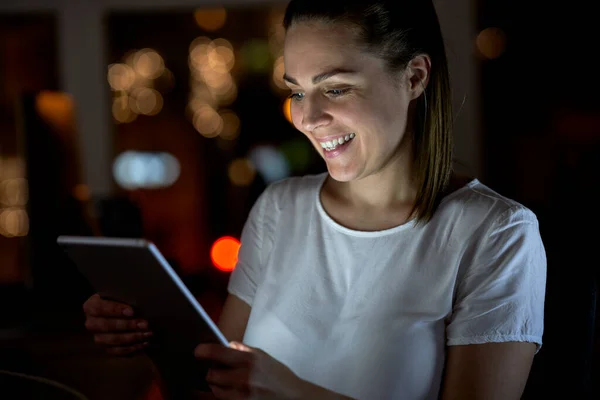 Vuxen Kaukasisk Affärskvinna Som Använder Digitala Tabletter Kontoret — Stockfoto