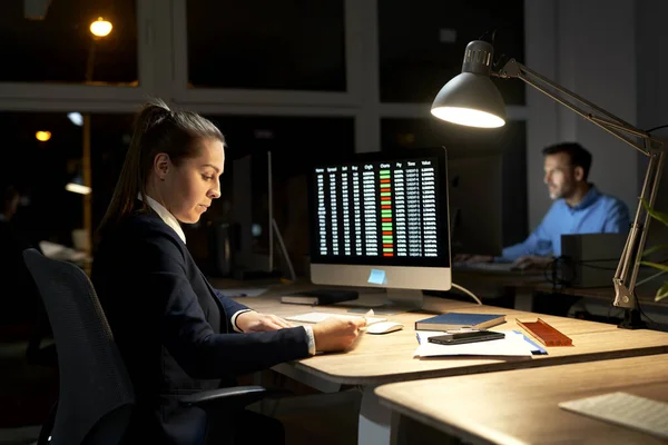 Wanita Kaukasia Dan Pria Bekerja Lembur Kantor — Stok Foto