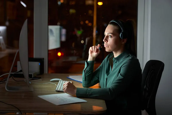 Volwassen Blanke Vrouw Heeft Videoconferentie Kantoor Late Avond — Stockfoto