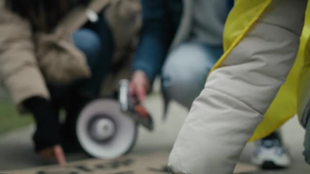 Eine Gruppe Junger Kaukasier Bereitet Pappbanner Für Ein Manifest Gegen — Stockvideo