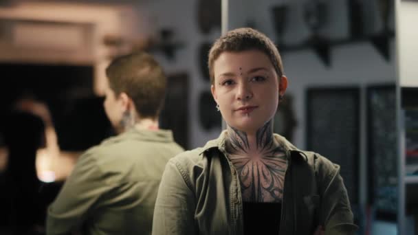 Portret Van Een Jonge Volwassen Eigenaar Van Een Tattoo Salon — Stockvideo