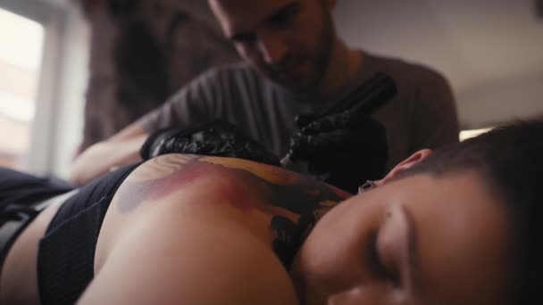 Enfoque Caucásico Hombre Tatuando Mujer Estudio Fotografía Con Cámara Helio — Vídeos de Stock