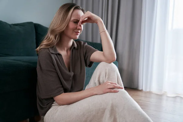 Depressive Frau Sitzt Allein Hause Und Fühlt Sich Gebrochen — Stockfoto