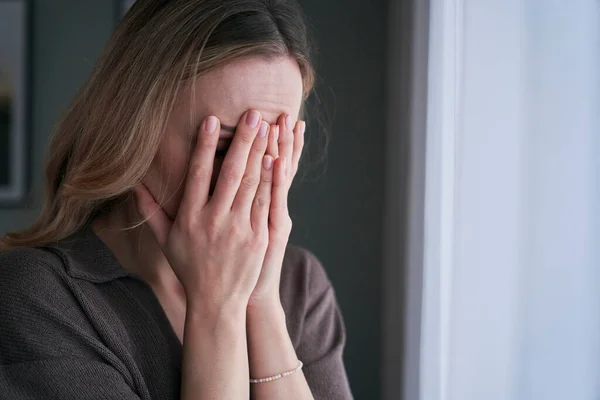 Депрессивная Женщина Закрывает Лицо Руками — стоковое фото