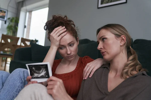 Frau Hält Ultraschalluntersuchung Und Wird Von Der Besten Freundin Getröstet — Stockfoto