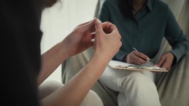 Tanımlanamayan beyaz bir hasta ve psikoterapide karışık ırk psikoterapisti. 8K 'da kırmızı helyum kamerayla çekildi..