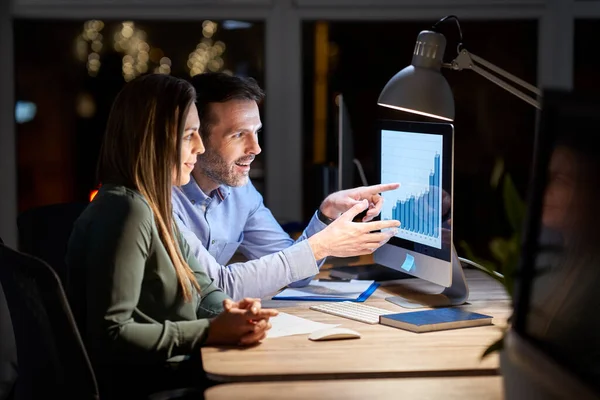 Caucasian Woman Man Working Late Together Office — Stock Photo, Image
