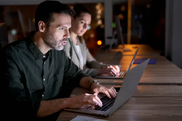 Colleghi Caucasici Che Lavorano Insieme Ufficio — Foto Stock