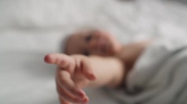Banyodan sonra şirin beyaz bebeğin ellerini kapat. 8K 'da kırmızı helyum kamerayla çekildi..