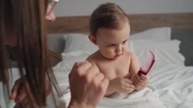 Anne ve kızının saç tarama videosu. 8K 'da kırmızı helyum kamerayla çekildi..
