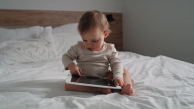 Evde dijital tablet kullanan beyaz bir kızın videosu. 8K 'da kırmızı helyum kamerayla çekildi.. 