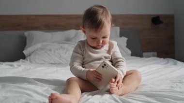 Kafkasyalı küçük bir kızın evde cep telefonu kullandığının videosu. 8K 'da kırmızı helyum kamerayla çekildi..  