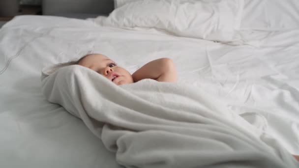 お風呂の後の可愛い白人の赤ちゃんの動画 8Kでレッドヘリウムカメラで撮影 — ストック動画