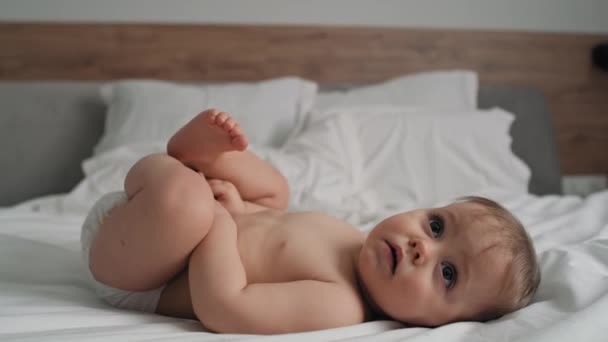 Vídeo Menina Bonito Após Banho Deitado Cama Tiro Com Câmera — Vídeo de Stock