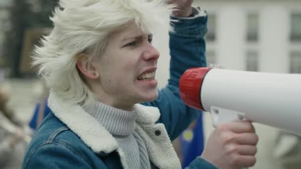 Close Caucasian Woman Screaming Megaphone Front Group People Manifesting Background — Stock Video