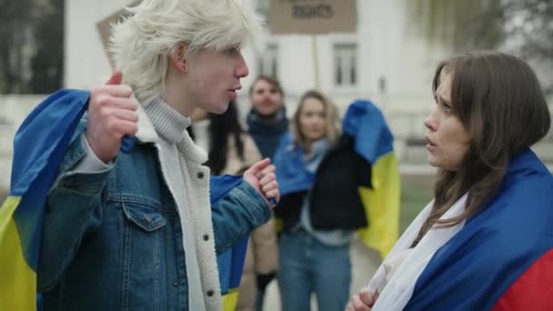 Běloška Ruskou Vlajkou Hádající Bělochem Ukrajinskou Vlajkou Pouliční Manifestaci Snímek — Stock video