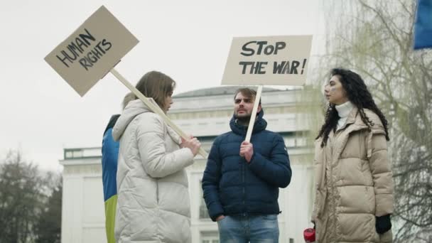 Grupo Jóvenes Caucásicos Justo Antes Manifestación Callejera Contra Guerra Ucrania — Vídeo de stock