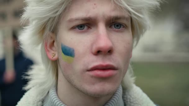 Close Portrait Young Caucasian Man Ukrainian Flag Painted His Cheek — Stock Video