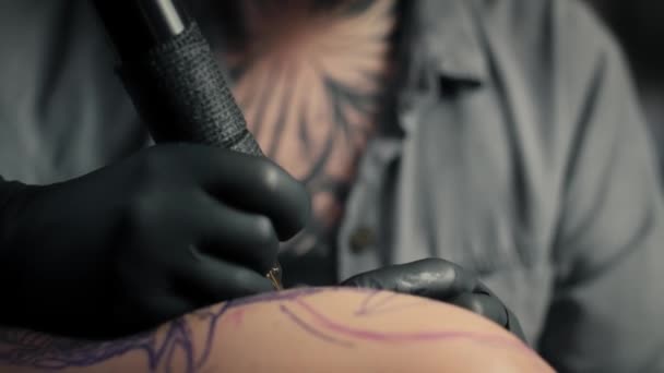 Tankfull Kvinna Som Tatuerar Sina Kunders Armar Skjuten Med Red — Stockvideo