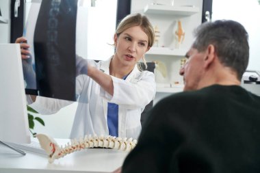 Kafkas kadın doktor hasta omurga hastalığını analiz ediyor.