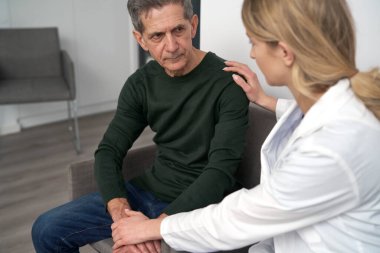 Kafkasyalı kıdemli adam doktordan kötü haberler alıyor.