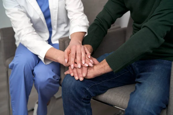 Närbild Kaukasisk Läkare Och Patient Som Håller Hand — Stockfoto
