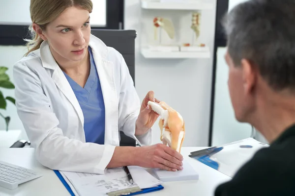 Vrouwelijke Blanke Arts Gesprek Met Haar Patiënt — Stockfoto