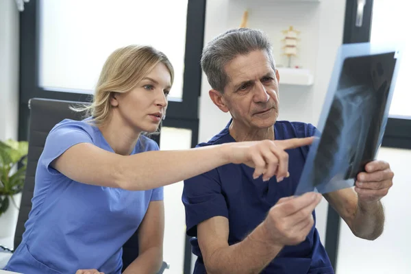 Zwei Kaukasische Ärzte Diskutieren Über Röntgenbild — Stockfoto