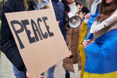 Kartonda manifestolar asılı duran tanınmayan insanlar