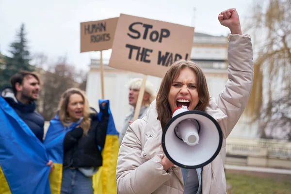 Fiatal Felnőtt Hangosbeszélővel Sikoltozva Háború Ellen Tüntetve Fel Ukrajnában — Stock Fotó