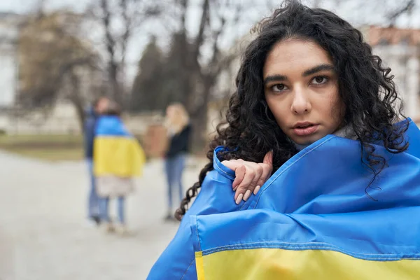 Donna Fronte Gruppo Giovani Caucasici Che Manifestano Contro Guerra Ucraina — Foto Stock