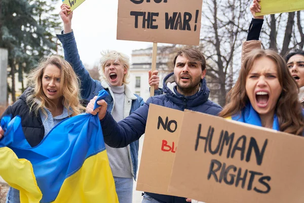 Fiatal Kaukázusi Emberek Csoportja Akik Ukrán Háború Ellen Tüntetnek Fel — Stock Fotó