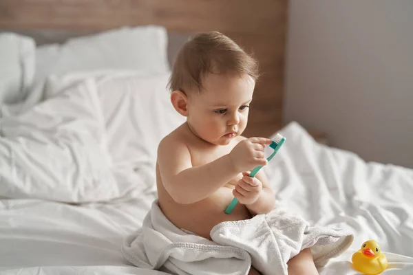 Little Baby Starting Brushing Teeth Bath — Stock Photo, Image