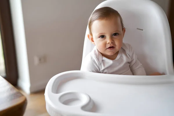 Portret Van Schattige Kleine Baby Zittend Kinderstoel Thuis — Stockfoto