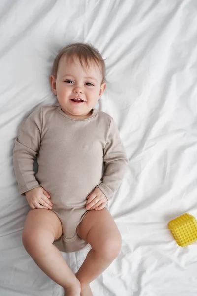 Retrato Bebé Sonriente Acostado Cama —  Fotos de Stock