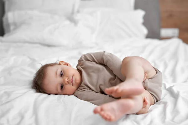 Ontspannen Kaukasische Kleine Baby Liggend Bed — Stockfoto
