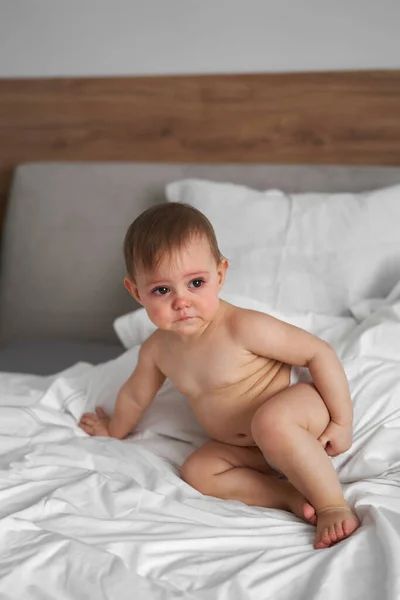 Blanke Kleine Baby Met Droevig Gezicht Zittend Het Bed — Stockfoto