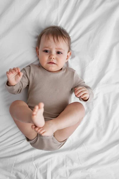 Caucásico Pequeño Bebé Con Cara Triste Acostado Cama —  Fotos de Stock