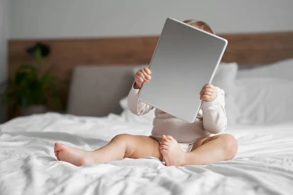 Niña Caucásica Con Tablet Digital Casa — Foto de Stock