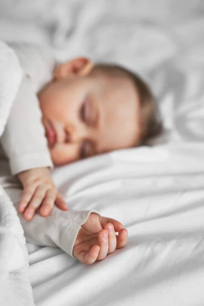 Hvid Lille Baby Pige Sover Sengen Derhjemme - Stock-foto