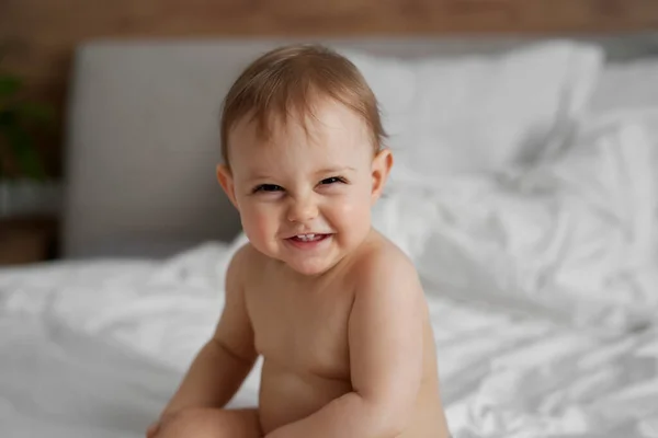 Lachend Blank Klein Meisje Het Bad Zittend Het Bed — Stockfoto