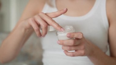 Beyaz kadın, elinde krem olduğunu test ediyor. 8K 'da kırmızı helyum kamerayla çekildi.. 