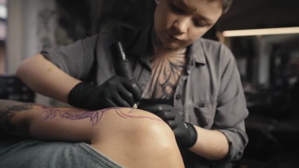 Foco Caucasiano Mulher Tatuando Braços Seu Cliente Tiro Com Câmera — Vídeo de Stock
