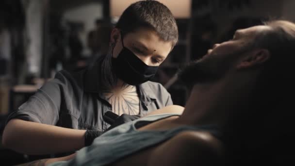 Kaukázusi Arcmaszkban Aki Ügyfelét Tetoválja Lövés Red Hélium Kamerával Ban — Stock videók