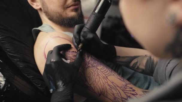 Close Female Artist Tattooing Arms Her Customer Shot Red Helium — Stock Video