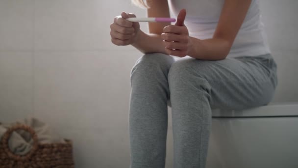 トイレに座って妊娠検査の結果を待っている認識できない女性をストレス 8Kでレッドヘリウムカメラで撮影 — ストック動画