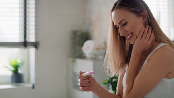 Cheerful Woman Standing Holding Pregnancy Test Shot Red Helium Camera — Stock Video