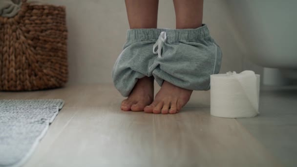 Detalhe Das Pernas Mulher Sentada Banheiro Segurando Rolo Papel Higiênico — Vídeo de Stock